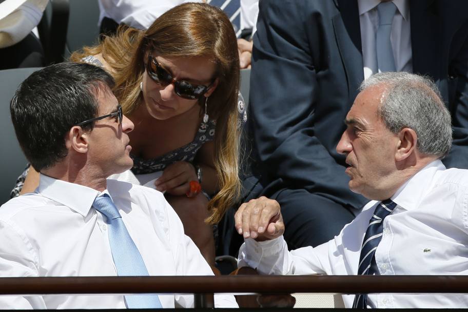 Il primo ministro Manuel Valls e consorte insieme al presidente della Federazione francese Jean Gachassin (Afp)